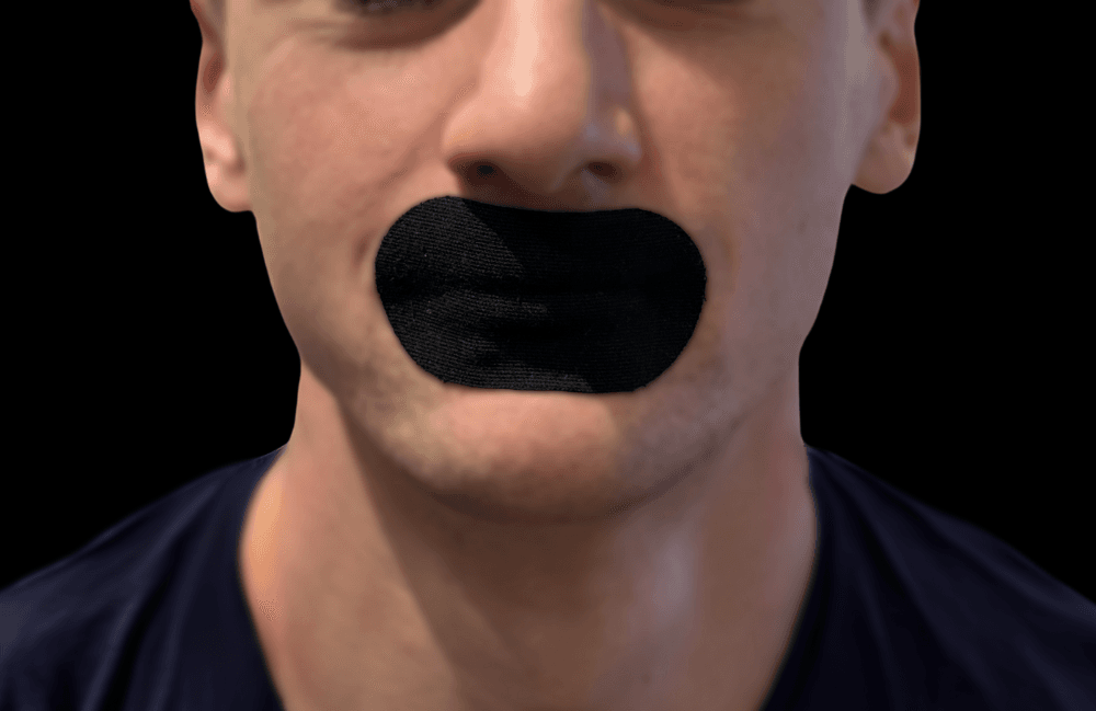 Person som bruker Sovetape Pro for å fremme nesepusting og forbedre søvnkvalitet – Munnteip mot snorking