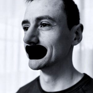 Mann som bruker Sovetape Pro munnteip for å redusere snorking og munnpusting under søvn.