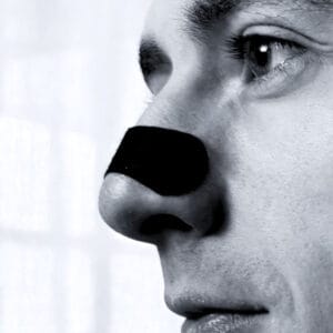 Mann som bruker Nesetape Pro Avrundet – neseplaster for bedre pust, redusert snorking og bedre søvn.