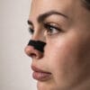 Nesetape Pro svart kvinne neseteip for trening festet på nesen til mann i profil fra Sovetape