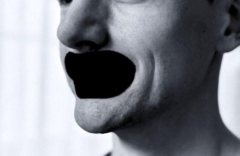 Nærbilde av munnteip fra Sovetape Pro brukt under søvn for mer stabil og rolig pust.