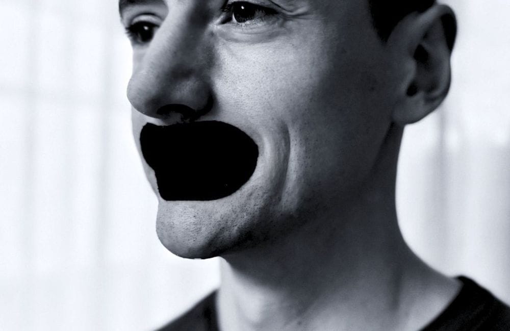 Nærbilde av munnteip fra Sovetape Pro brukt under søvn for mer stabil og rolig pust.