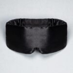 Sovemaske i 100 prosent silke som blokkerer lys, er skånsom mot hud og gir bedre søvnkvalitet