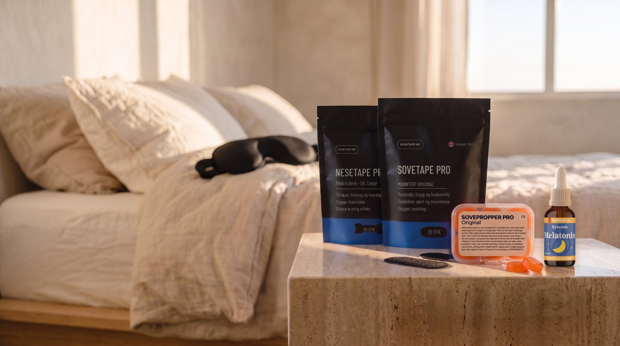 Sovetape Pro munnteip, Nesetape Pro nesestrips, Sovepropper Pro ørepropper og flytende melatonin på et nattbord i travertin i et lyst soverom